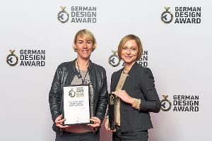 Astrid Bachmann und Silke Gießler mit dem Preis für die Küchenarmatur. Foto: Hansgrohe Foto: Schwarzwälder-Bote