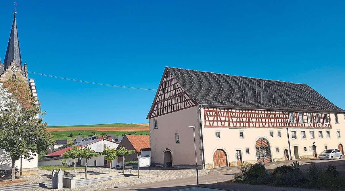 Das Pfarrhaus in Riedöschingen, direkt an der Hauptstraße des Dorfes neben der Kirche Sankt Martin gelegen, ist fast 500 Jahre alt und ein ehrwürdiges Gebäude, das neben dem einstigen Exerzitien-Kloster auch zahlreiche Pfarrer beherbergte.