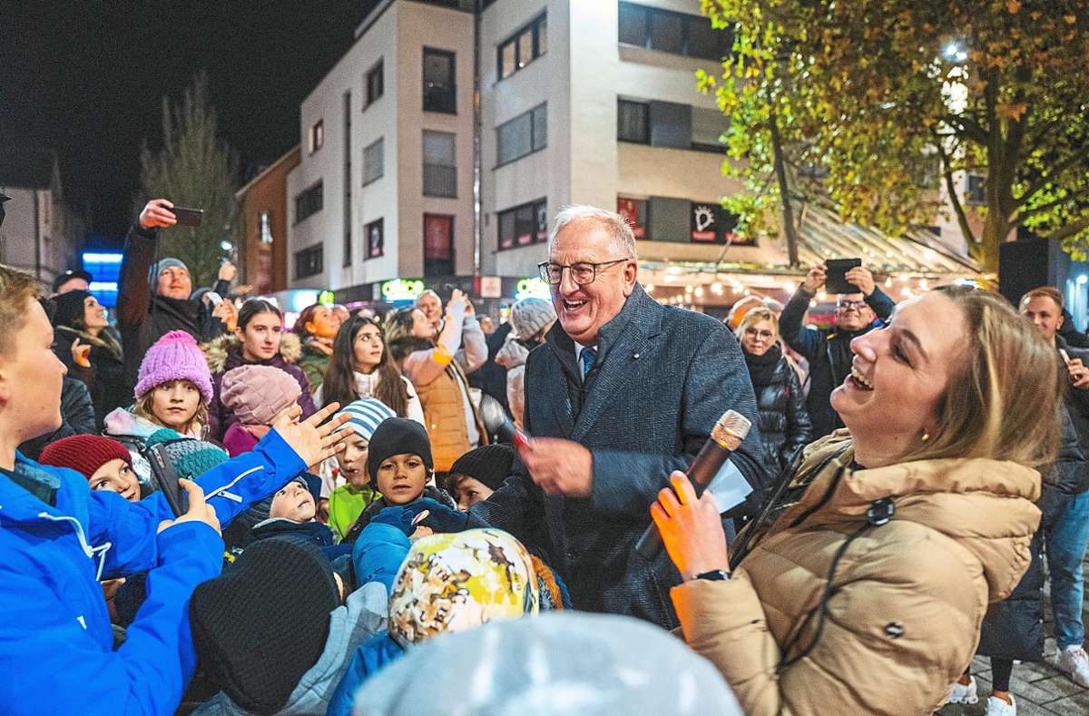 OB Jürgen Großmann und Citymanagerin Saskia Fortenbacher eröffnen beim Weihnachtsbaum-Leuchten die Adventszeit in Nagold.