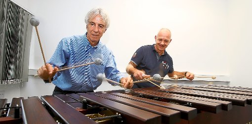Schon bei den vorbereitenden Proben sind Ney Rosauro und Roland Härdtner (von links) auf einer musikalischen Wellenlänge. Foto: Schwarzwälder-Bote
