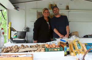 Tina und Steffen Hauser bieten ihre landwirtschaftlichen Produkte nun auch auf dem Markt in Tuningen an. Foto: Bieberstein