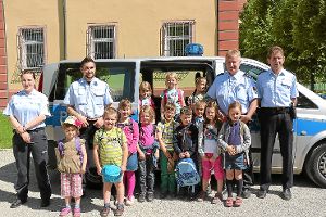 Viel Interessantes erfuhren die Maxis des Dietinger Kindergartens im Polizeirevier in Oberndorf. Foto: Baur Foto: Schwarzwälder-Bote
