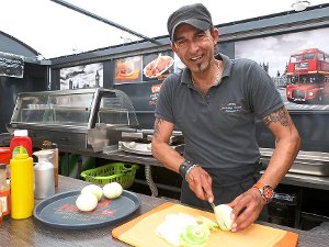 Oliver Bedi hat sich mit der Leidenschaft zum Kochen selbstständig gemacht. Auf dem Berner Feld betreibt er seit November einen Imbiss-Stand mit Premium-Blick auf den Testturm. Foto: Schulz