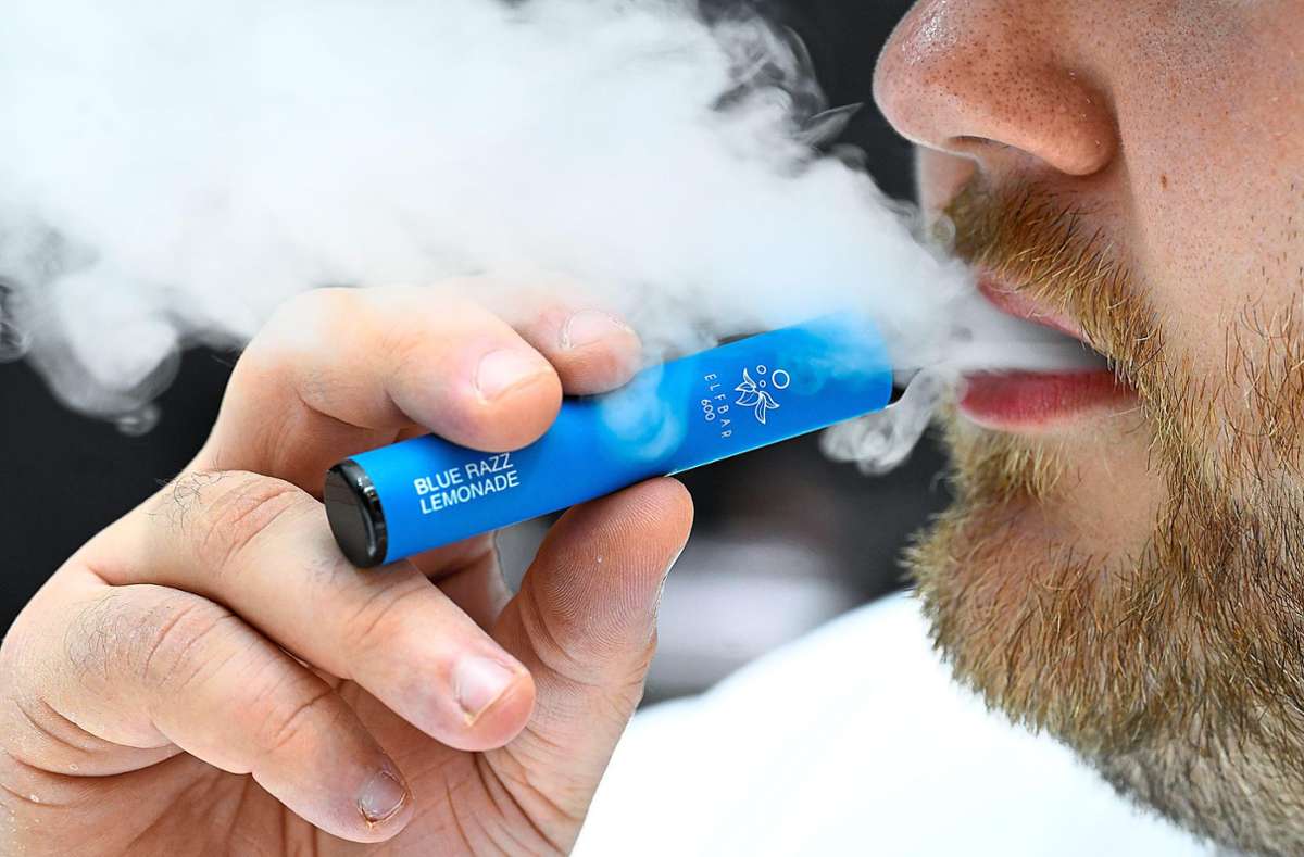 En Raucher inhaliert eine Wegwerf-E-Zigarette. Die Nachfrage nach diesen Wegwerfprodukten ist deutlich gestiegen. Foto: Gollnow