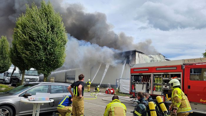 Gebäude von Baufirma in Flammen
