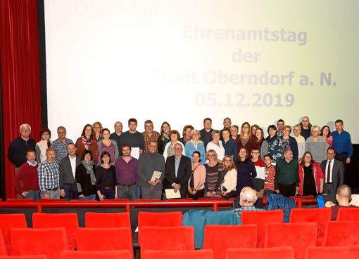 Mit Urkunden und der Freiwilligen-Card dankt die Stadt Oberndorf für das vielfältige ehrenamtliche Engagement. Foto: Wagner Foto: Schwarzwälder Bote
