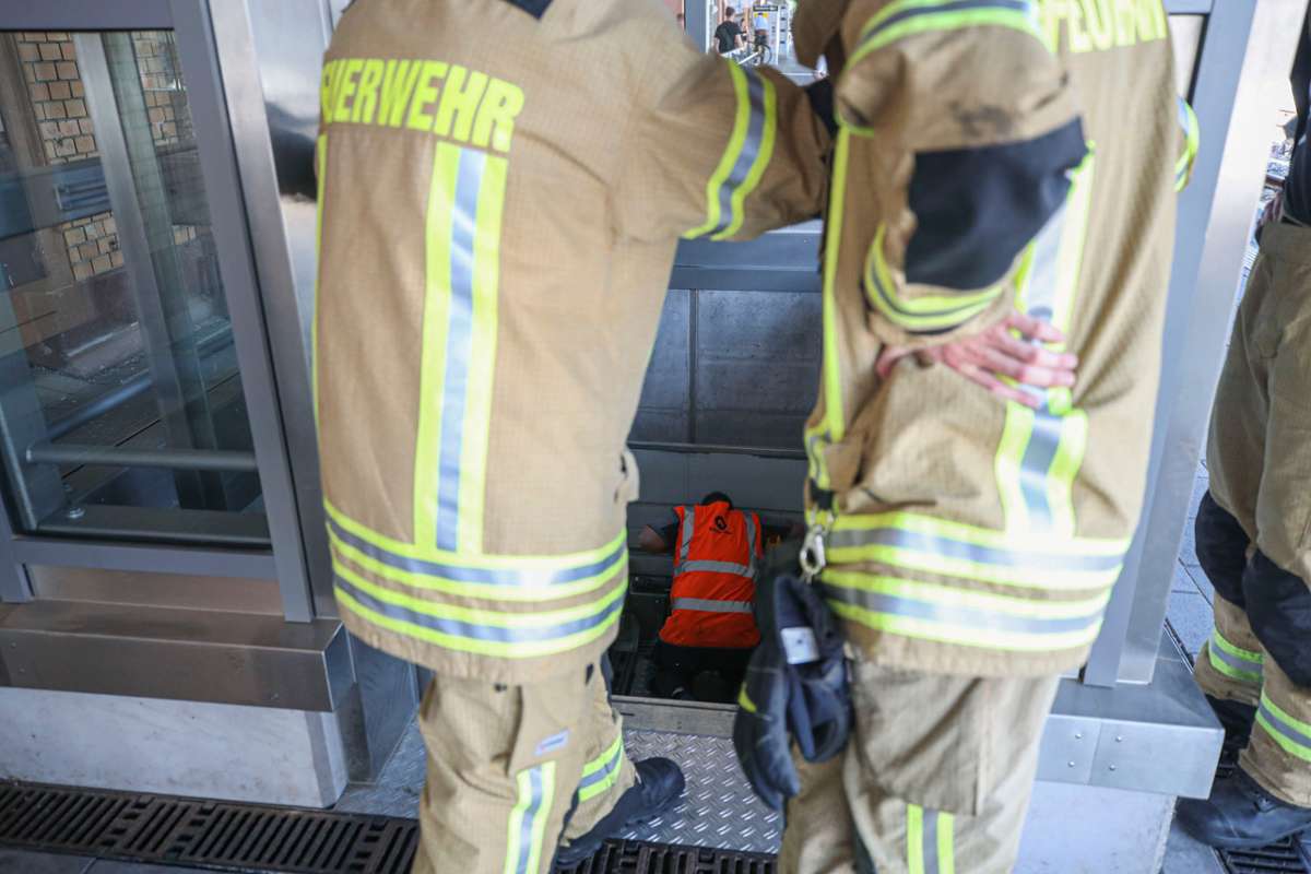 Ein Techniker er Aufzugsfirma klettert schließlich in den Aufzugsschacht und kann so die Türe öffnen.