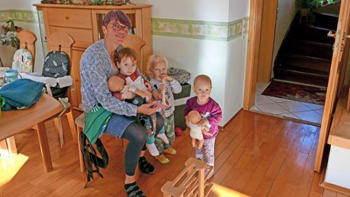 Die Stillberaterin Karin Eichler bietet nicht nur Müttern einen Treffpunkt für den Austausch, sie ist auch als Tagesmutter tätig, hier mit Luisa, Joshua und Daria. Foto: Malena Schwenk
