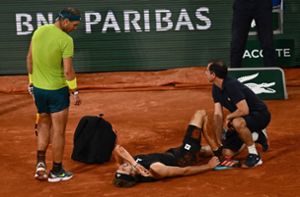 Nadal eilte gleich zu Zverev, als dieser umknickte. Foto: AFP/ANNE-CHRISTINE POUJOULAT