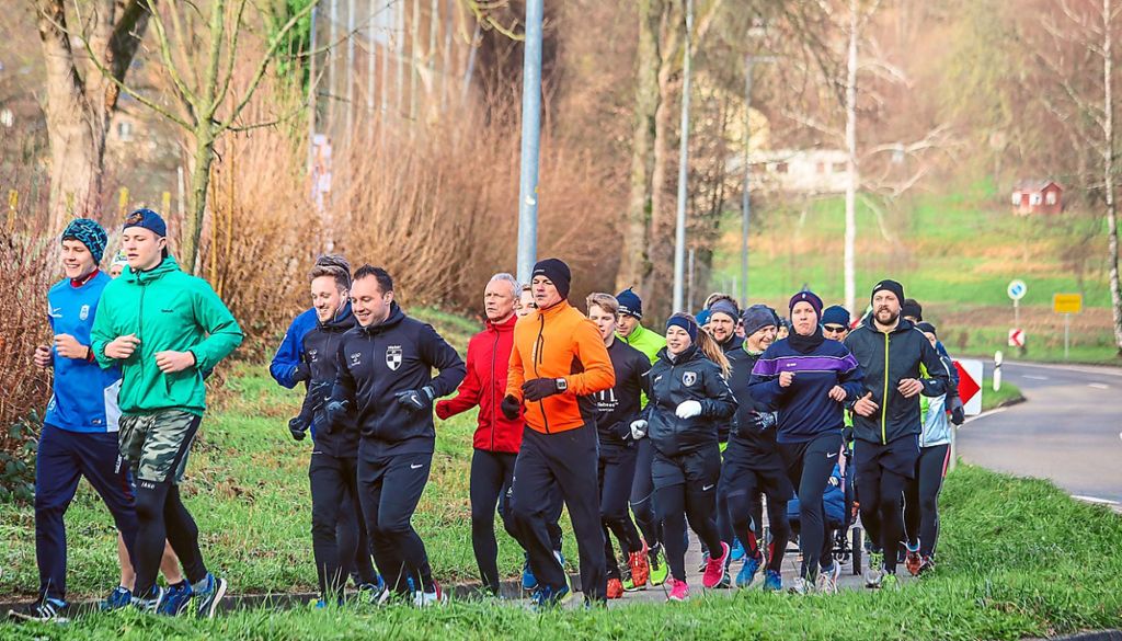 Ich beweg mich noch mal im alten Jahr: Mehr als 240 Teilnehmer nahmen sich das Motto des Silvesterlaufs der Haselstaude Runners zu Herzen und liefen mit.