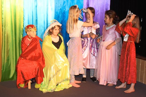 Der Kindertheaterkurs in Berneck endete mit der Aufführung des Mitmachstücks Der Märchenplanet.  Foto: Köncke Foto: Schwarzwälder-Bote