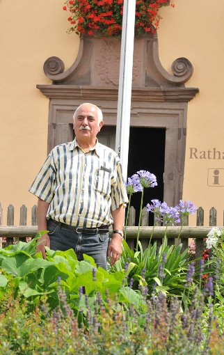 Mitten in Glatt: Helmut Fleiner im Bauerngarten vor dem Rathaus.  Foto: Schnekenburger