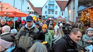 Fast kein Durchkommen gab es am Sonntag für die Besucher des Gechinger Weihnachtsmarkts. Foto: Roland Stöß