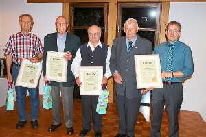 Die neuen Ehrenmitglieder (von links)  Willi Vosseler, Oswald Erchinger, Günther Kreutter, Werner Tawereit wurden von  Uwe Bioni ernannt.  Foto: Bieberstein Foto: Schwarzwälder-Bote