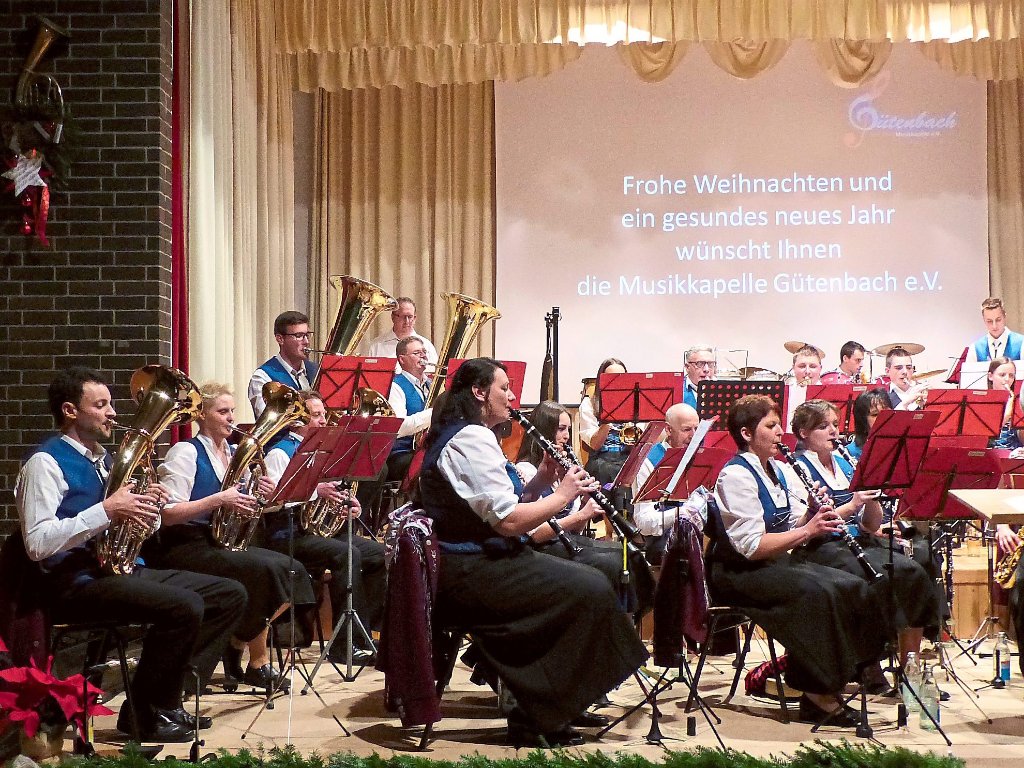 Beste Wünsche überbrachte die Gütenbacher Kapelle dem  Publikum beim Jahreskonzert musikalisch und schriftlich.    Foto: Kouba Foto: Schwarzwälder-Bote