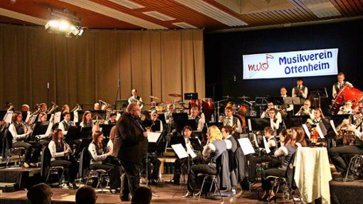 Die Musiker des MV Ottenheim wurden von Dirigent Manuel Philipp Gruber durch das abwechslungsreiche Musikprogramm geführt. Zwischen den Stücken moderierten auch junge Neumitglieder des Orchesters. Foto: Lehmann