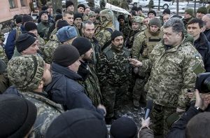 Der ukrainische Präsident Petro Poroschenko (rechts) hat eine mögliche internationale Mission im Krisengebiet in der Ostukraine vorgeschlagen.  Foto: PRESIDENTIAL PRESS SERVICE POOL