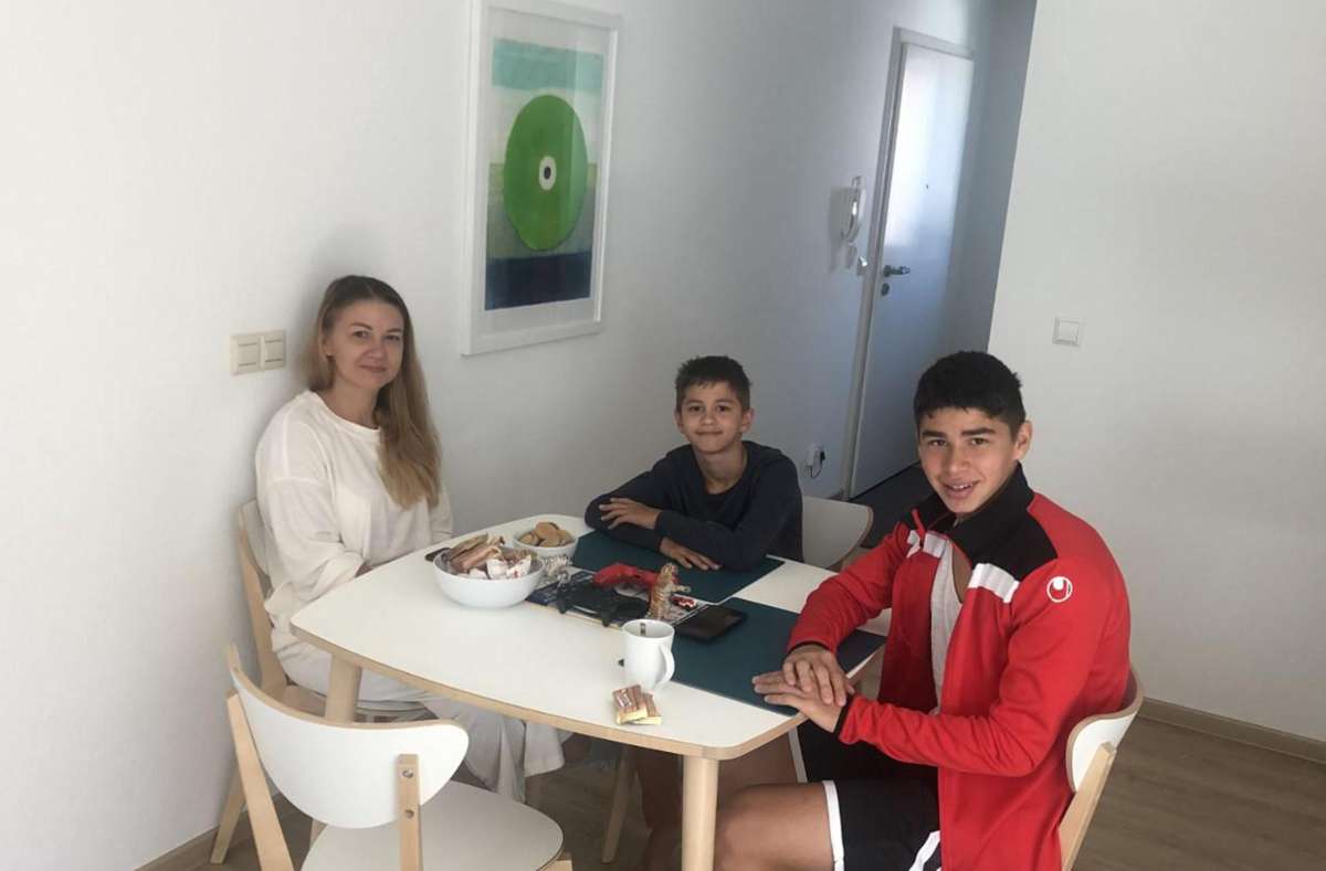 Haben eine weite Reise hinter sich: Olha Vasiliev (von links) mit ihren Söhnen Roma und Nikita. Foto: Kopf