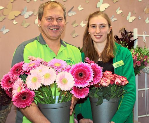 Marina Wangler ist die beste junge Floristin im gesamten Land – und Geschäftsführer Thomas Wiedmann natürlich sehr stolz auf die prämierte Mitarbeiterin.  Foto: Preuß Foto: Schwarzwälder Bote