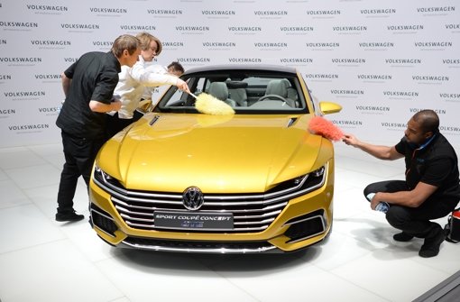 VW hat unter anderem mit Wirtschaftsflauten in Russland und Brasilien zu kämpfen und bläst trotzdem zum anfriff gegen Toyota. Foto: dpa