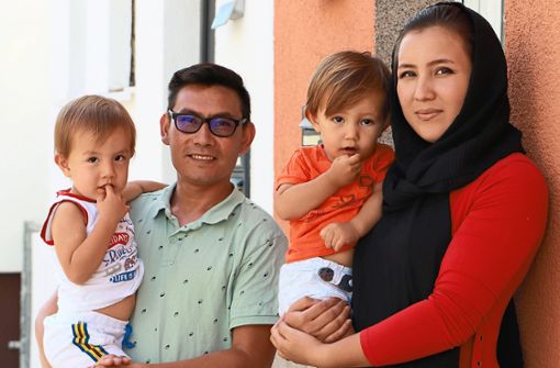 Ein Jahr nach ihrer Flucht über den Kabuler Flughafen fühlen sich Sajjad (31) und Khadija (22) mit ihren Söhnen Yaser (2, links) und Elias (1) in ihrer Wohnung in Schwenningen immer mehr zu Hause. Foto: Ann-Kathrin Moritz