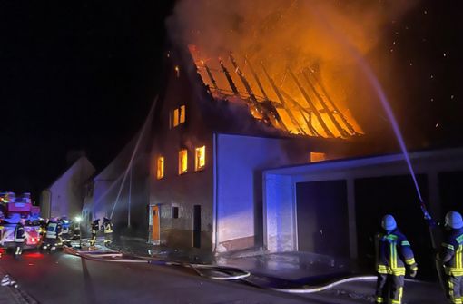 Der Dachstuhl des Wohnhauses stand in Flammen. Foto: Feuerwehr Horb a. N.