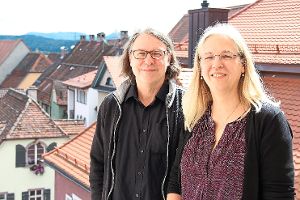 Über den Dächern von Rottweil und doch auf dem Boden der Tatsachen: die Intendanten Peter Staatsmann und Bettina Schültke. Noch gibt es kein weiteres Geld von der Stadt Rottweil.  Foto: Schulz
