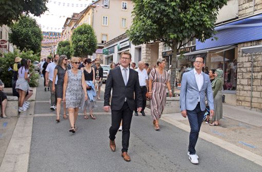 Mit den Bürgermeistern  Cédric Bôle (vorne, links) und Heiko Wehrle (vorne, rechts) ziehen Gäste und Gastgeber durch die Straßen. Foto: Stefan Heimpel