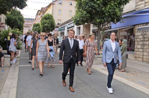 Mit den Bürgermeistern  Cédric Bôle (vorne, links) und Heiko Wehrle (vorne, rechts) ziehen Gäste und Gastgeber durch die Straßen. Foto: Stefan Heimpel