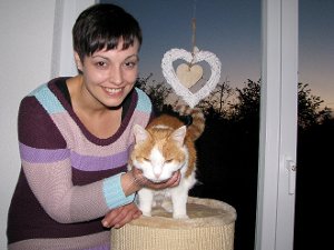 Tierverhaltenstherapeutin Alexandra Goeke krault ihren Kater Charly.  Foto: Vinci Foto: Schwarzwälder-Bote