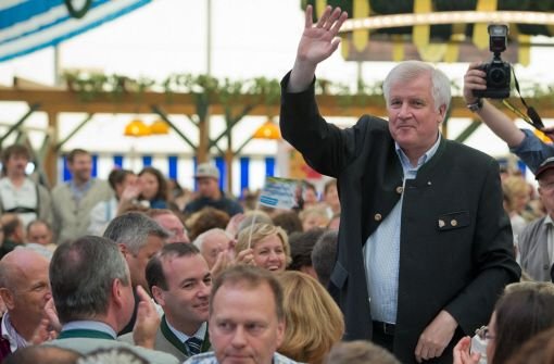 Horst Seehofer (CSU) beim Gillamoos-Volksfest im bayerischen Abensberg: Der bayerische Ministerpräsident bleibt bei seiner Forderung einer Pkw-Maut für Ausländer. Foto: dpa