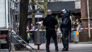 Einsatzkräfte in einem abgesperrten Bereich in der Innenstadt von Bochum. Foto: Dieter Menne/dpa