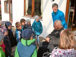 Die Kinder des Talheimer Kindergartens St. Michael waren mit ihren Erzieherinnen unterwegs, um einzelne Senioren in ihrem Zuhause zu besuchen. Foto: Kindergarten Foto: Schwarzwälder-Bote