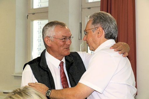 Neuer erster Bürgermeister-Stellvertreter ist Klaus Wangler (rechts), der die Glückwünsche von  Bürgermeister Gallus Strobel  entgegen nimmt. Fotos: Kommert Foto: Schwarzwälder-Bote