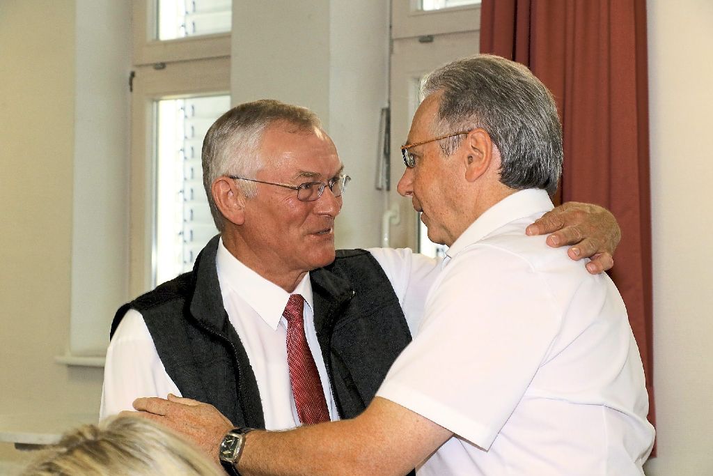 Neuer erster Bürgermeister-Stellvertreter ist Klaus Wangler (rechts), der die Glückwünsche von  Bürgermeister Gallus Strobel  entgegen nimmt. Fotos: Kommert
