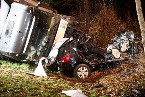 Für den Autofahrer kam bei dem Verkehrsunfall auf der B27 bei VS-Mühlhausen jede Hilfe zu spät. Foto: Marc Eich