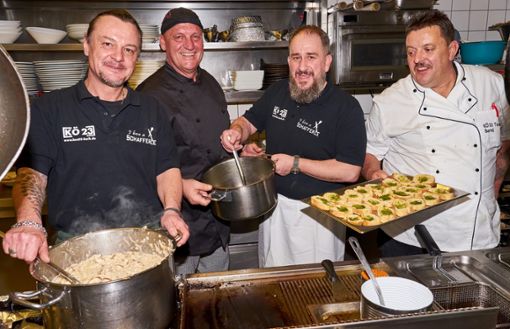 When Friends are Cooking lautete das Motto für  Daniel Bruno, Harald Steffen, Ralf Brakopp und Küchenchef Bernd Rausch (von links). Foto: Morlok Foto: Schwarzwälder Bote