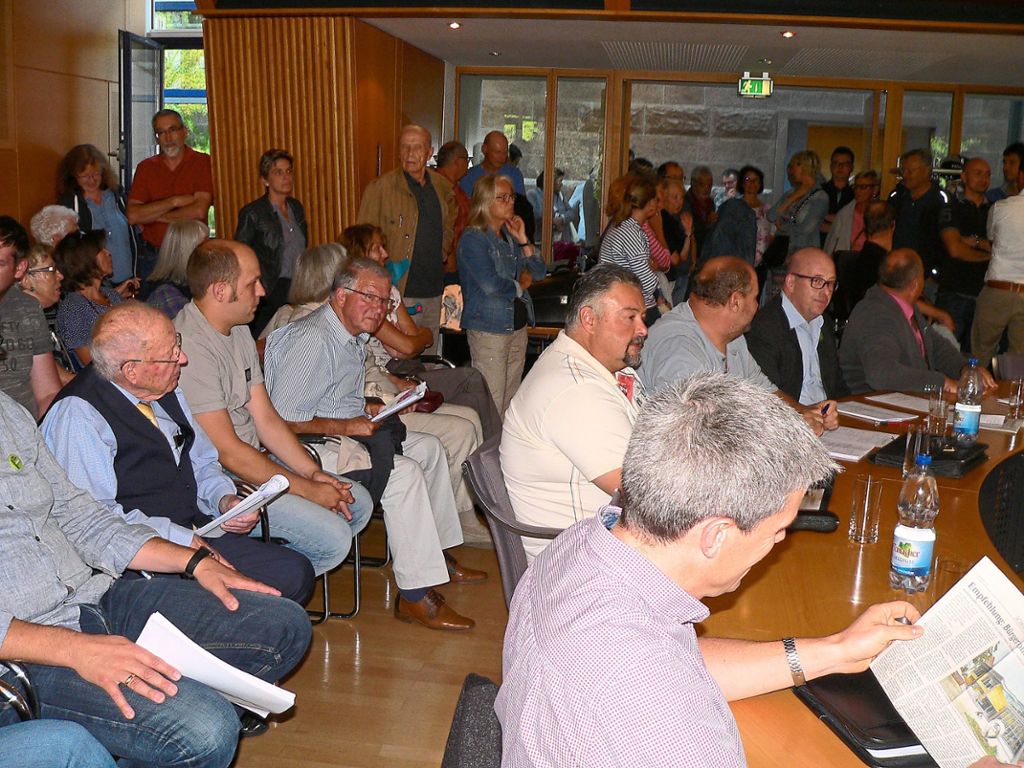 Zahlreiche Besucher kamen zur Schömberger Gemeinderatssitzung am Dienstag.