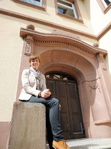 Silke Moser sitzt vor dem Eingang des alten Schulhauses der Wilhelm-Hausenstein-Schule . Von der guten pädagogischen Qualität der Schule ist die Vollblutlehrerin fest überzeugt.  Foto: Gräff Foto: Schwarzwälder-Bote
