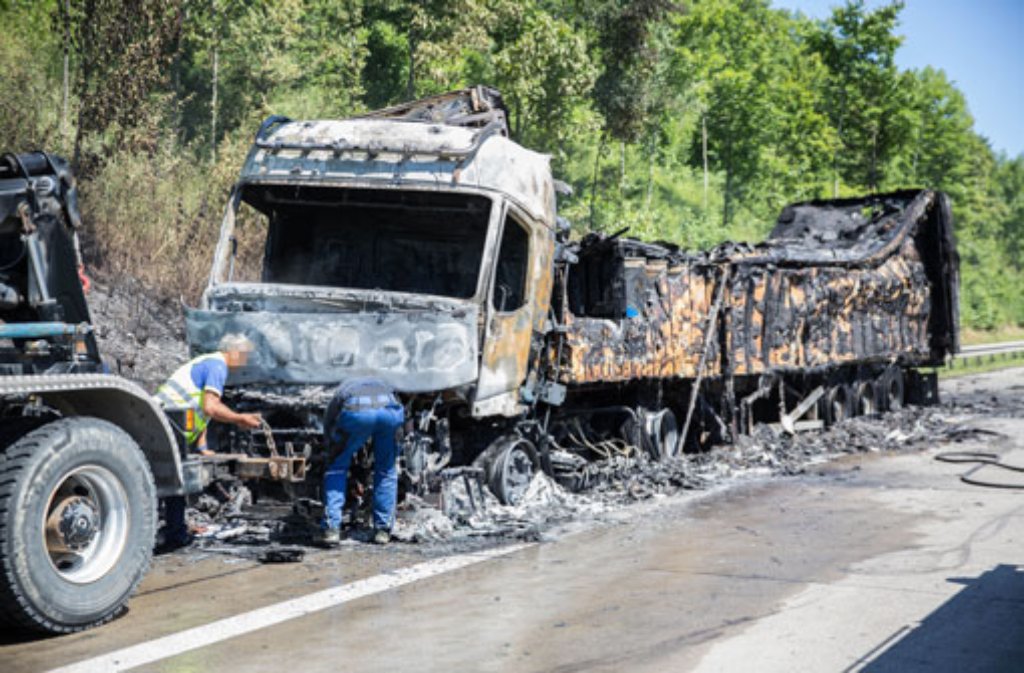 Nichts mehr retten konnte die Feuerwehr am Freitag bei einem Lkw-Brand bei Aichelberg.