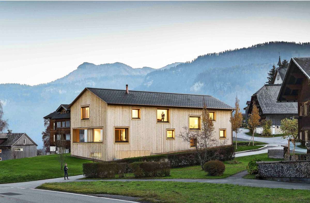 Das von Jürgen Haller entworfene Haus Rothenbach steht in Schwarzenberg  im Bregenzerwald. Der Bau mit raffinierter Fensteranordnung gehört zu den Häusern des Jahres 2021. Foto: Albrecht Imanuel Schnabel /Jürgen Haller Architektur