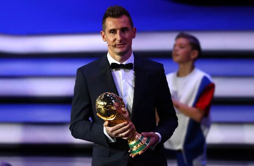 Weltmeister Miroslav Klose gibt den WM-Pokal zurück: nur vorübergehend? Foto: dpa