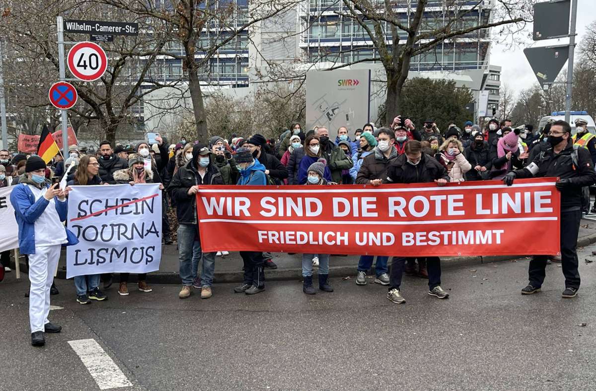 Die Demonstranten vor dem SWR-Gebäude. Foto: 7aktuell.de/Andreas Werner/7aktuell.de | Andreas Werner