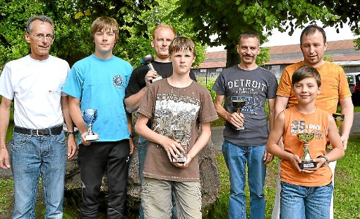 Sie sind die schnellsten: die Gewinner des Gokart-Rennens in Vöhringen. Foto: Heidepriem Foto: Schwarzwälder-Bote