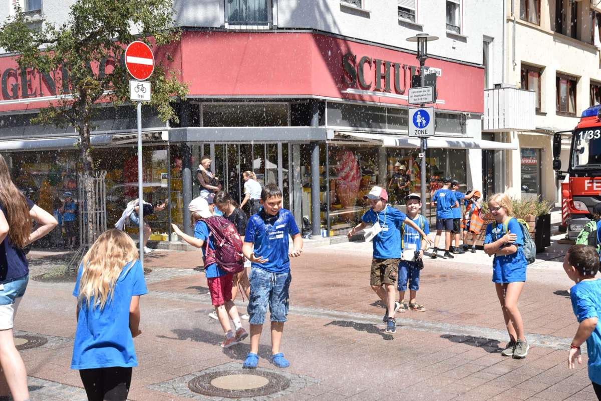 Schramberg steht Kopf - Kinder erobern die gesperrte Straße