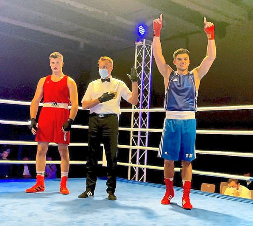 Arianit Krasniqi jubelt, nachdem der Boxer des BSV Rottweil im DM-Finale der U18 den Titel im Schwergewicht gegen Bogdan Stuckert gewonnen hat. Foto: Krasniqi