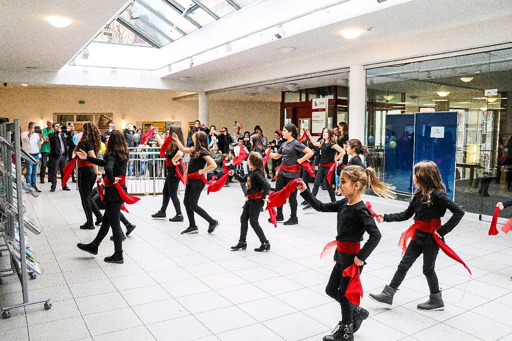 Die albanische Gruppe Rinia zeigte schwungvolle Bewegungen bei ihrer Tanzeinlage.  Foto: Geisel