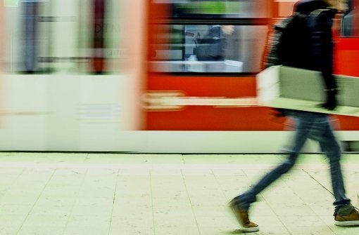 Mit einer gewalttätigen Gruppe von Mädchen hatte es eine 33-jährige S-Bahn-Führerin in der Nacht zum Sonntag zu tun (Symbolbild). Foto: Lichtgut/Leif Piechowski