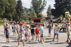 Nach der ausführlichen Vorstellungsrunde ihrer Spielstadt  folgte  ein gemeinsamer schwungvoller Tanz der Kinder. Foto: Stefan Heimpel