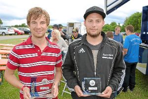 Sebastian Staiger (links) und Gerd Müller beteiligen sich erfolgreich  am GO-Kart-Rennen in Niedereschach. Foto: Bantle Foto: Schwarzwälder-Bote